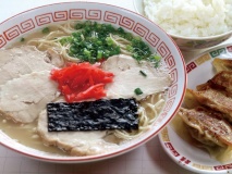 ラーメン・餃子(4個)・小めしのセット(800円)。