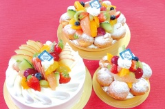 季節のフルーツやプチシューのデコレーションケーキ。