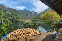 店内からの最高の眺め、パワースポットのハート岩と橋。